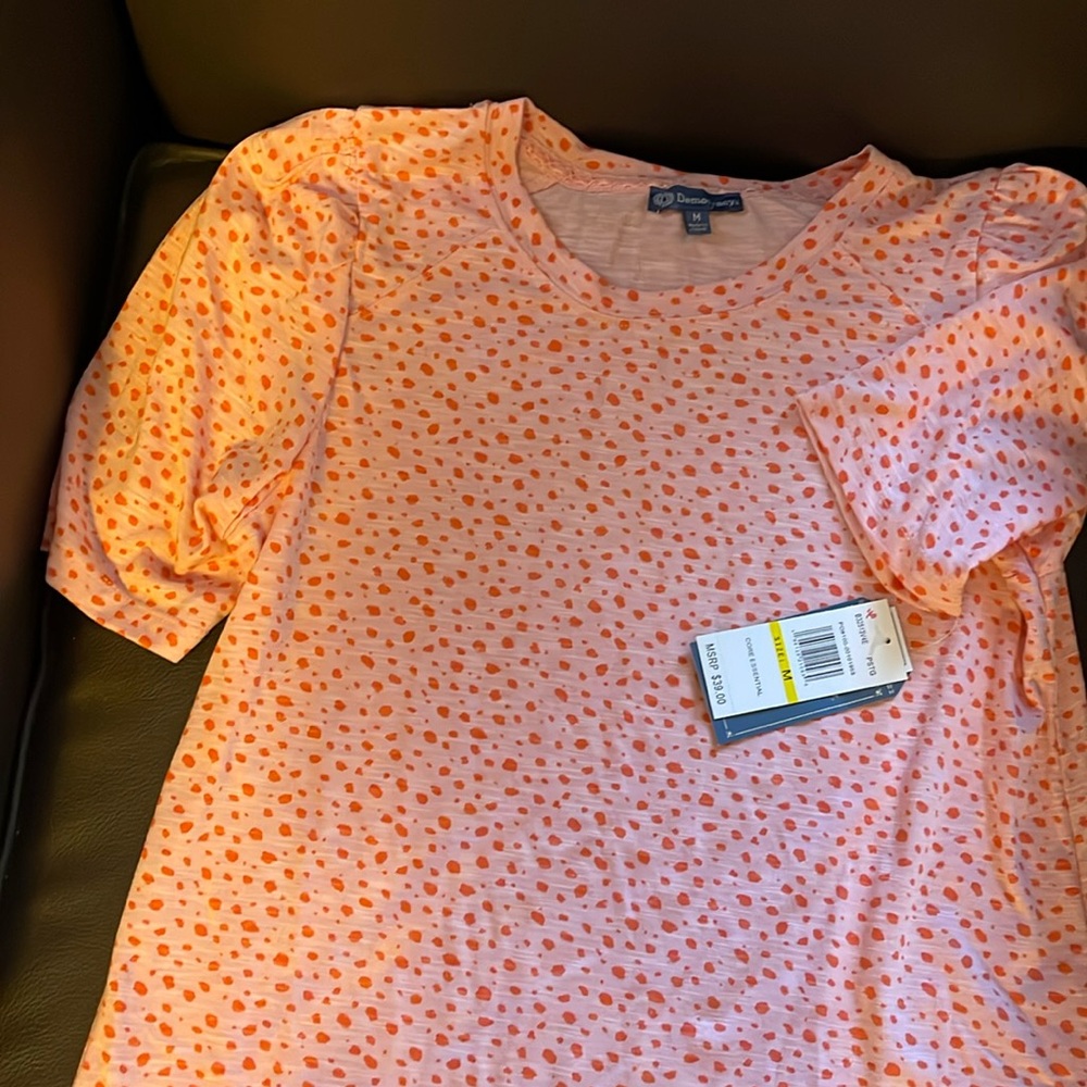 Democracy short sleeve top. NWT SZ MD. Cute lightweight top with puffed shoulder
